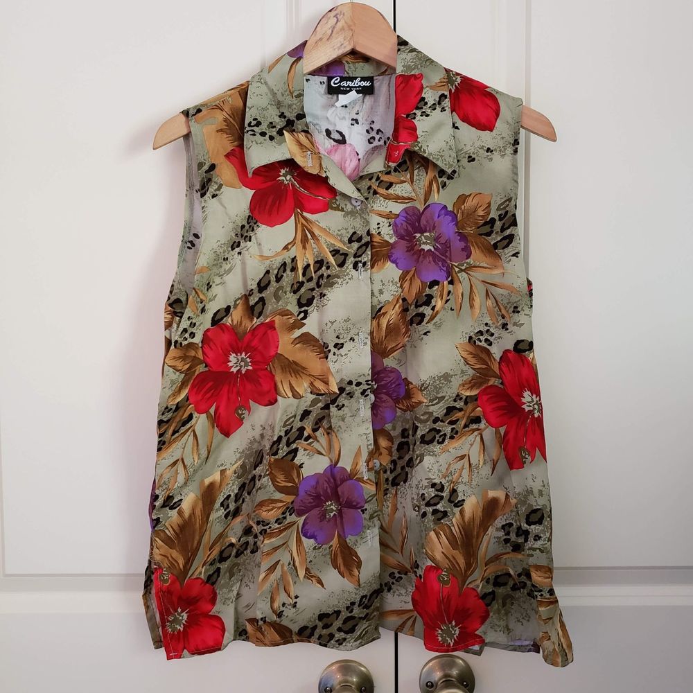 Caribou Green Button Down Floral Sleeveless Shirt